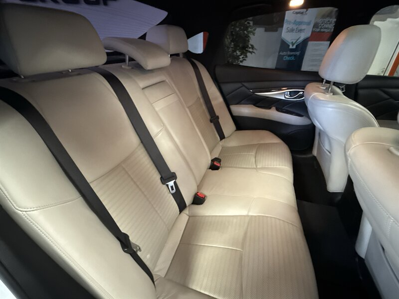 Used 2015 INFINITI Q70 3.7 w/ Sport Package RWD image 25