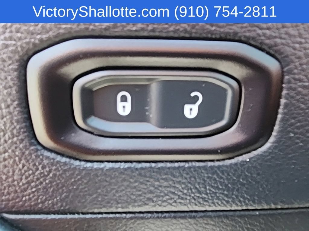 Used 2018 Jeep Wrangler Unlimited Sahara AWD/4WD image 22