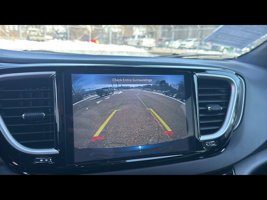 Used 2025 Chrysler Pacifica Select image 19