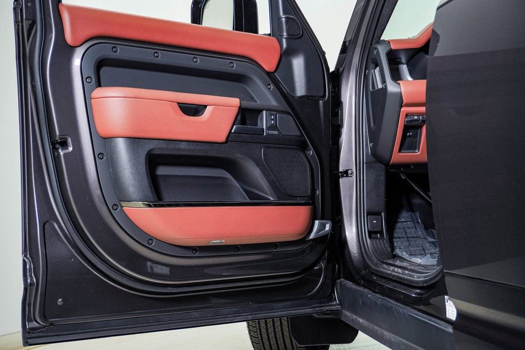 Used 2025 Land Rover Defender 110 image 25
