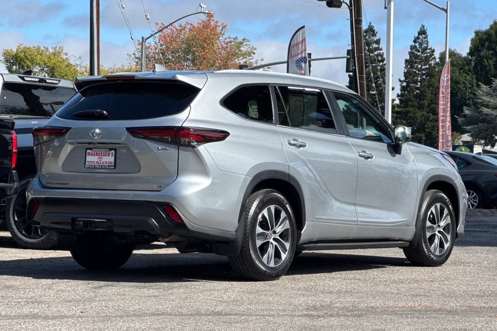 Certified 2025 Toyota Highlander XLE AWD/4WD image 3