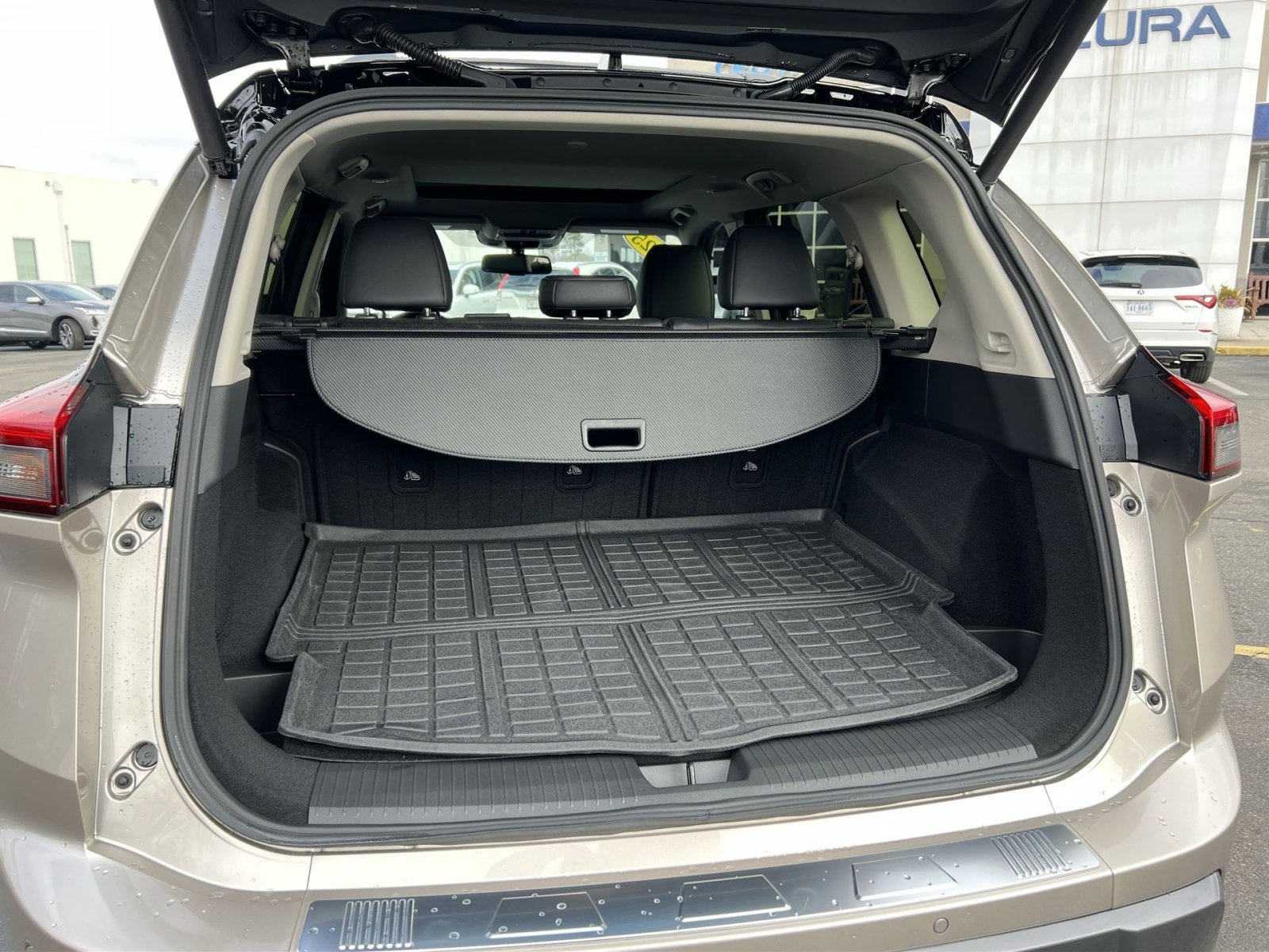 Used 2025 Nissan Rogue SL w/ SL Premium Package image 24