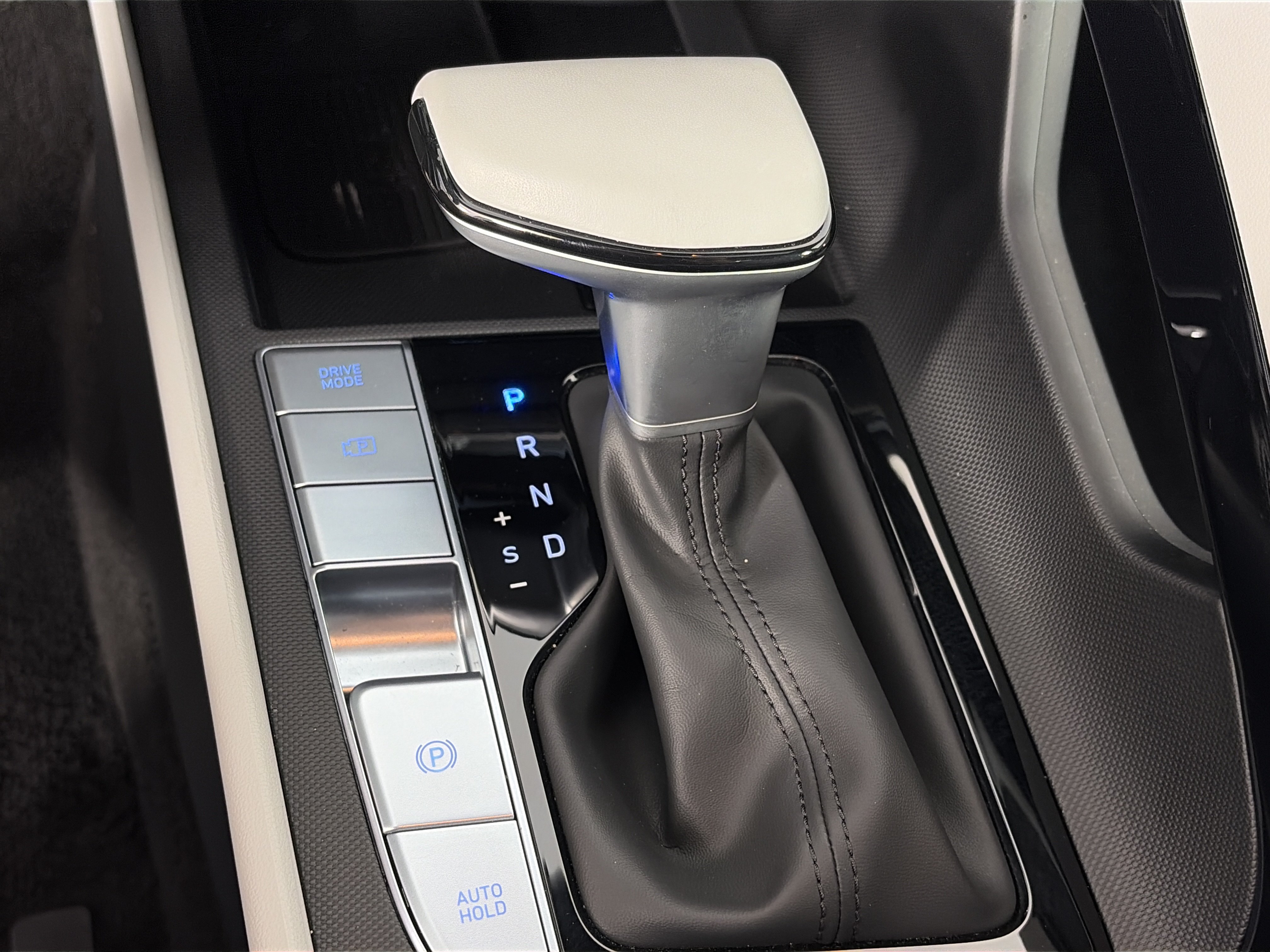 New 2025 Hyundai Elantra Limited FWD image 25