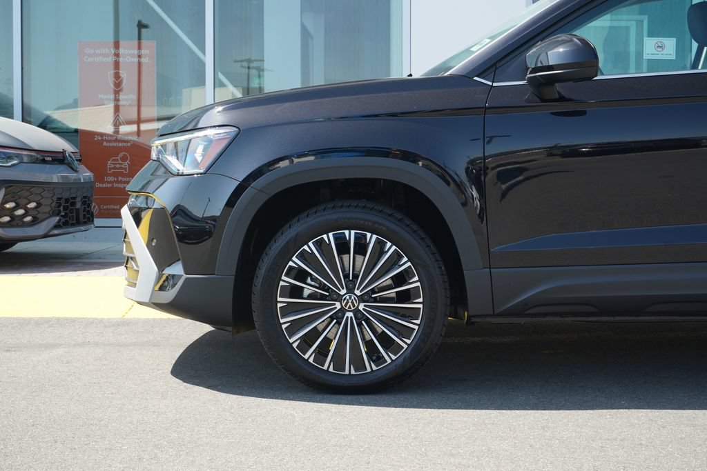 New 2026 Volkswagen Taos SE FWD image 2