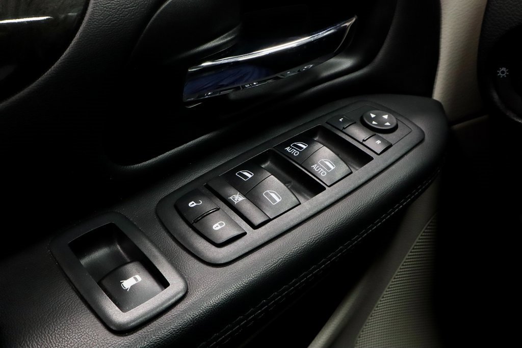 Used 2018 Dodge Grand Caravan SE w/ UConnect Hands-Free Group image 21