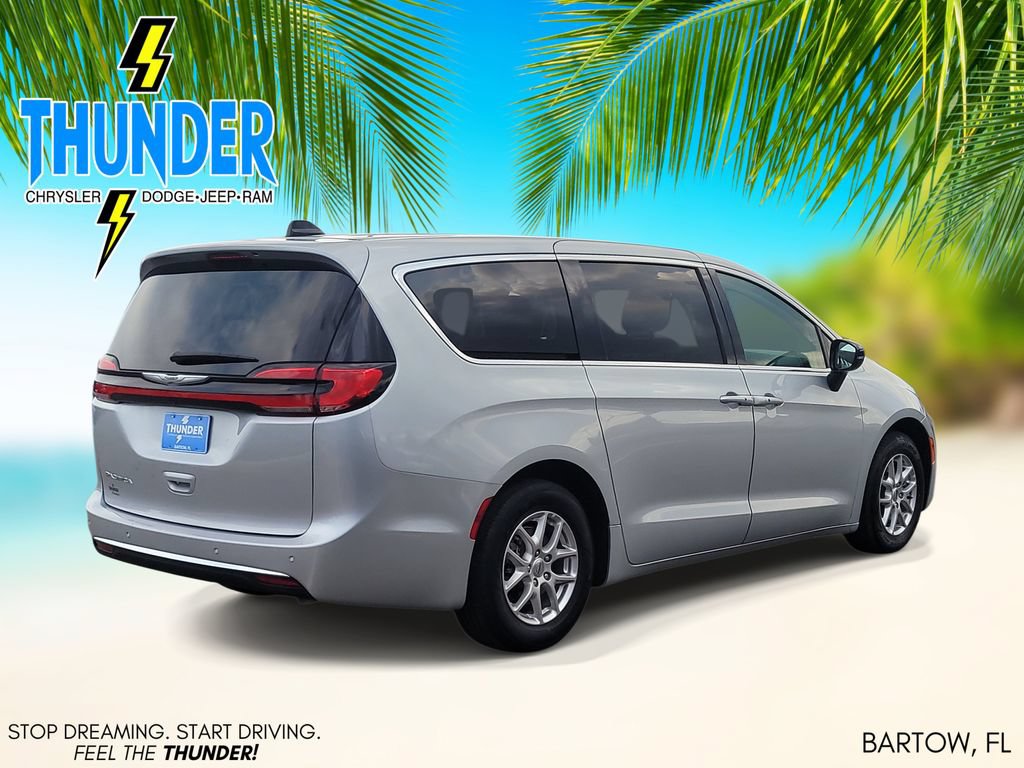 Used 2024 Chrysler Pacifica Touring-L FWD image 4