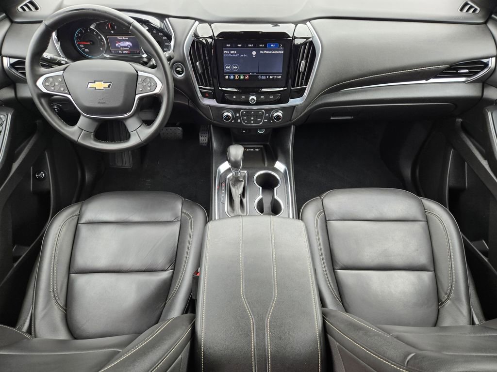 Used 2023 Chevrolet Traverse LT w/ Rear Camera Mirror Package FWD image 3