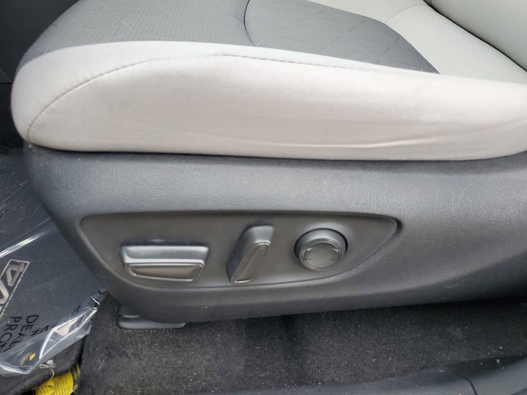 Used 2021 Toyota RAV4 XLE w/ Convenience Package image 18
