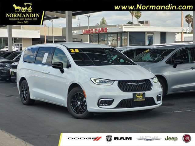 Used 2025 Chrysler Pacifica Select FWD image 1