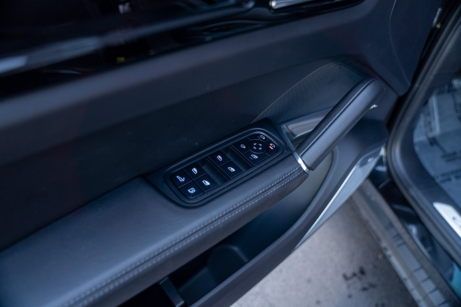Certified 2023 Porsche Cayenne Turbo S AWD/4WD image 18