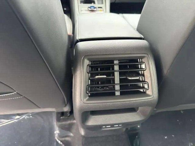 New 2026 Volkswagen Tiguan SE image 9