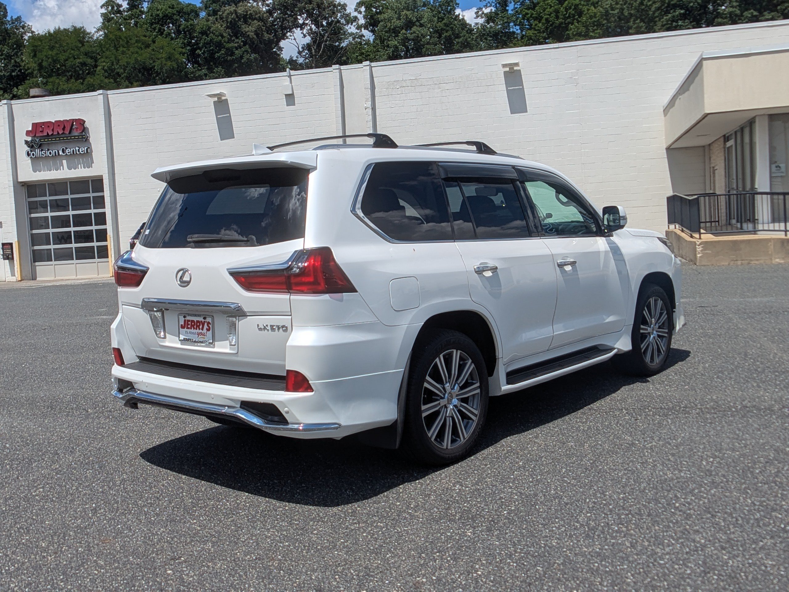 Used 2017 Lexus LX 570 4WD image 9