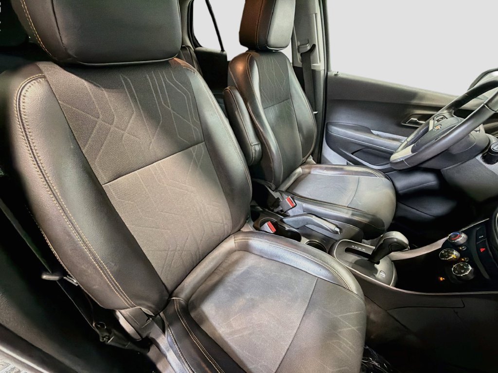 Used 2019 Chevrolet Trax LT w/ LT Convenience Package FWD image 24