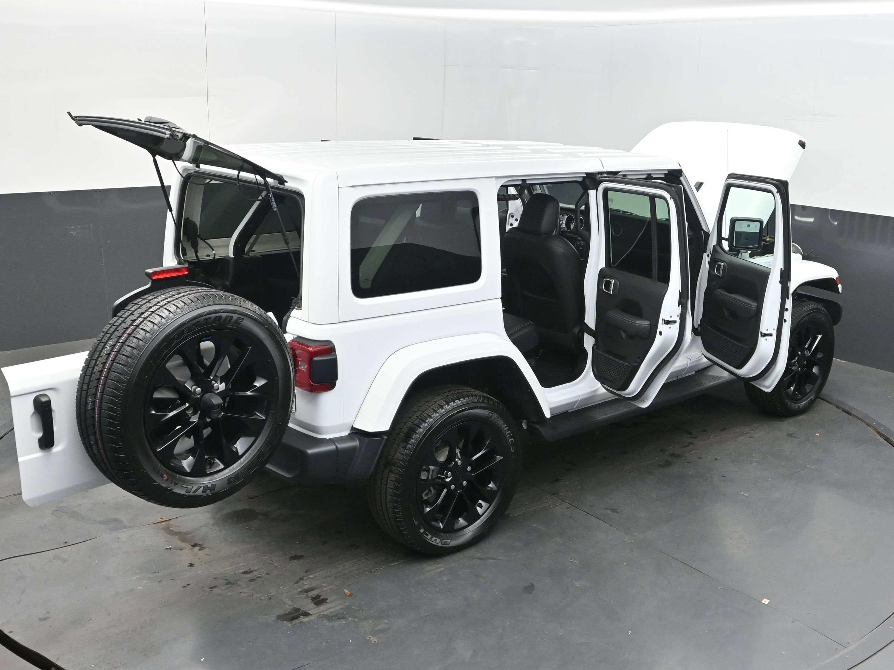 Used 2022 Jeep Wrangler Unlimited Sahara w/ Cold Weather Group AWD/4WD image 47