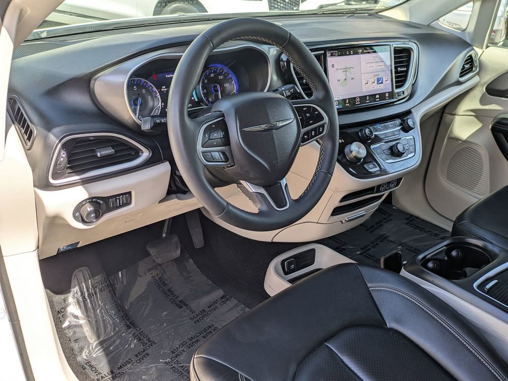Used 2024 Chrysler Pacifica Touring-L image 14