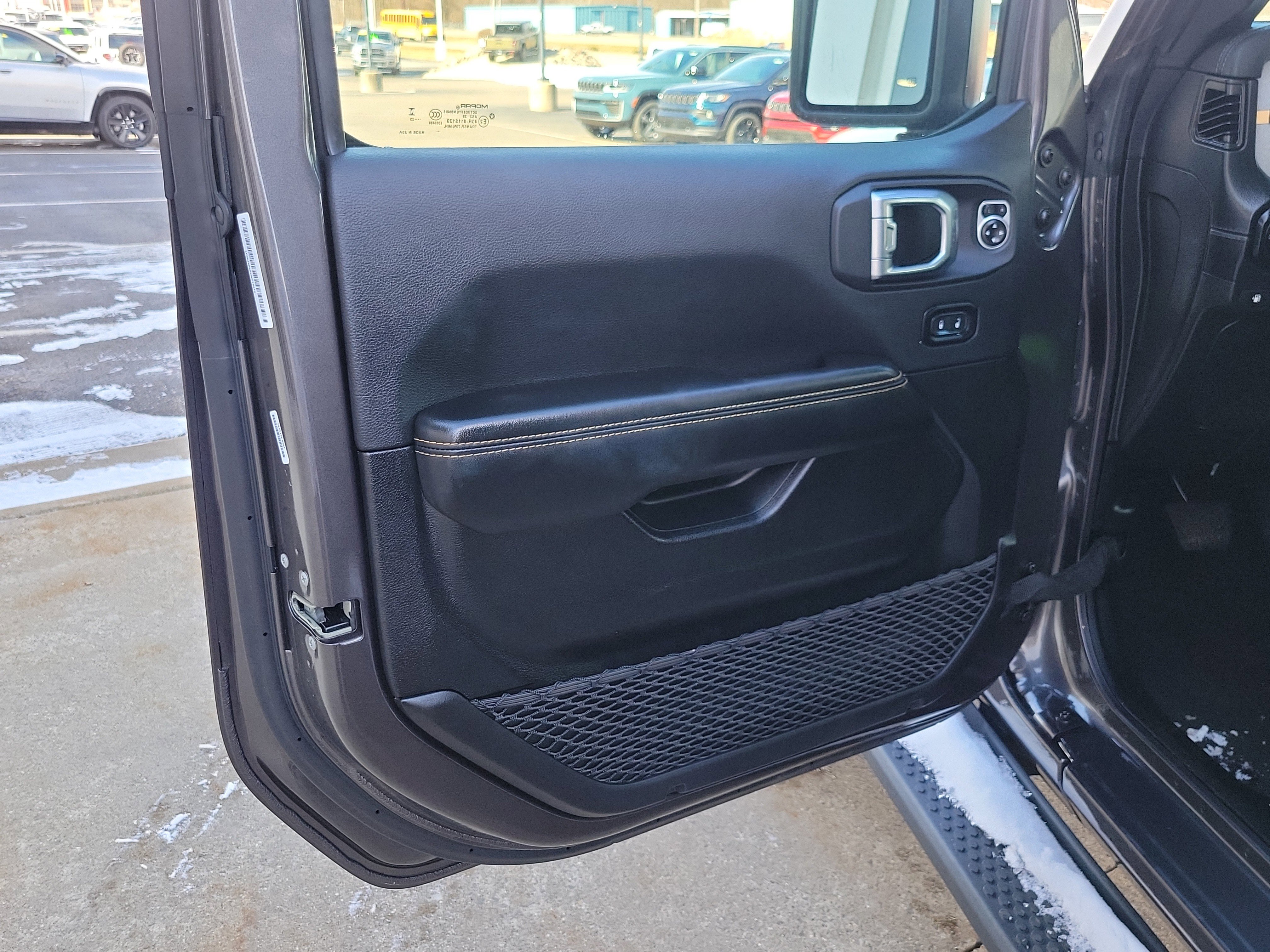 Used 2025 Jeep Wrangler Unlimited Sahara image 6