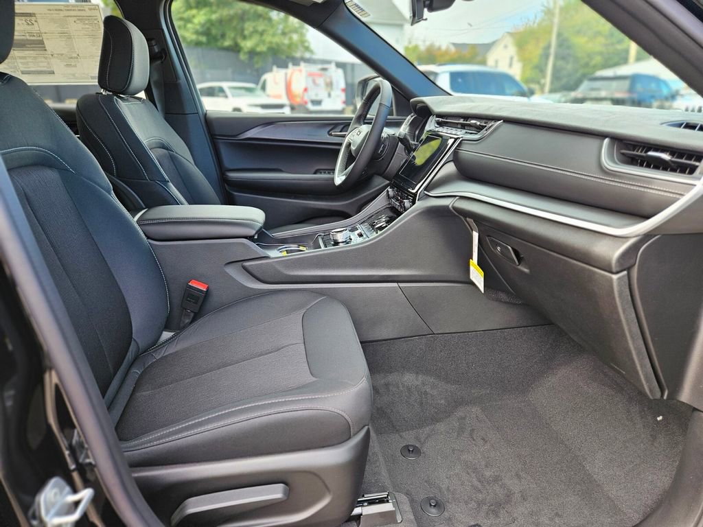 New 2025 Jeep Grand Cherokee Laredo X w/ Luxury Tech Group I image 11