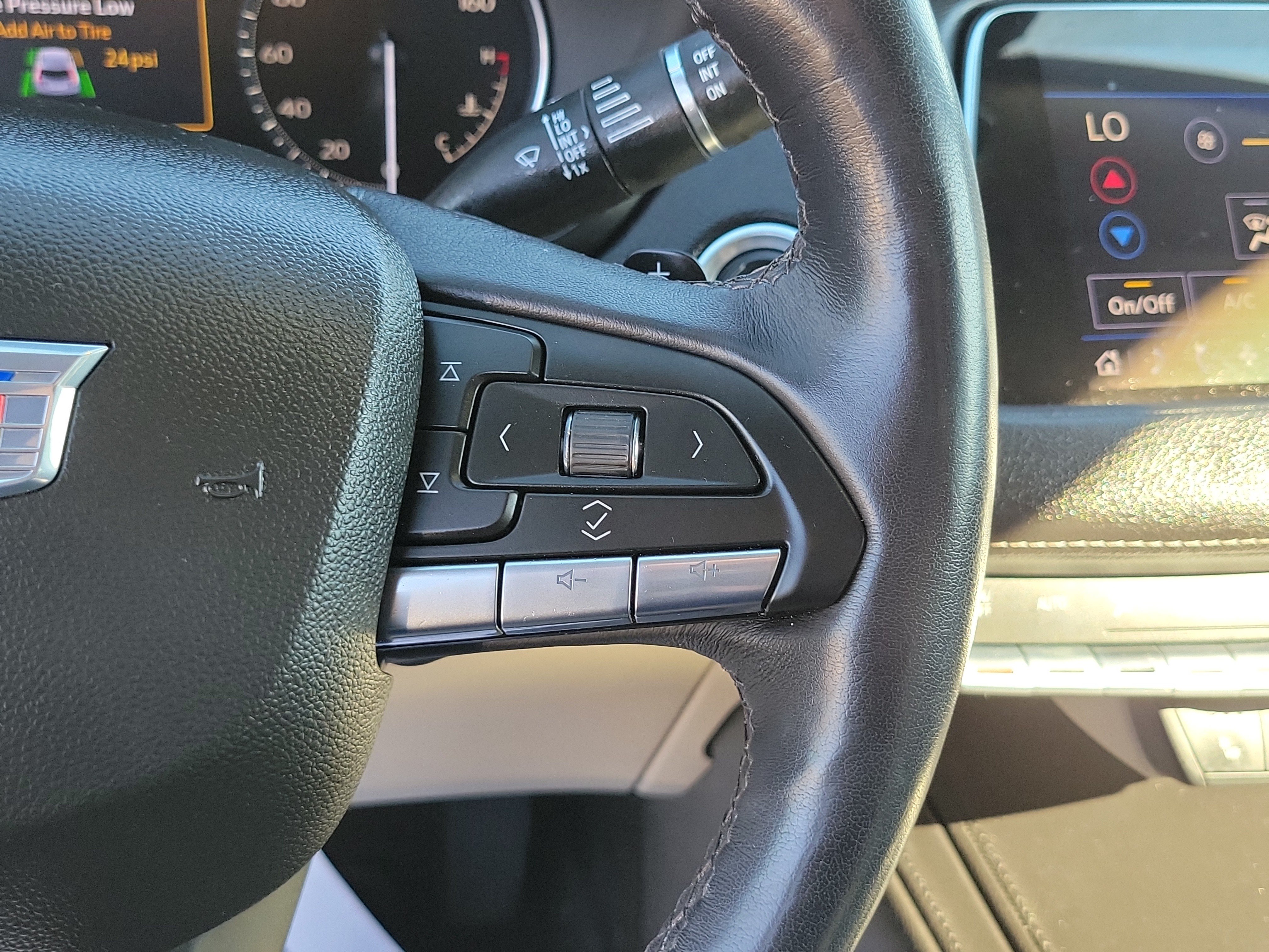 Used 2022 Cadillac XT4 Luxury w/ Cold Weather Package AWD/4WD image 25