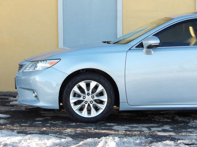 Used 2013 Lexus ES 300h w/ Luxury Pkg FWD image 2