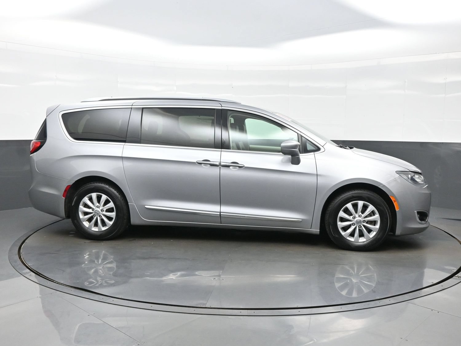 Used 2018 Chrysler Pacifica Touring-L Plus FWD image 7