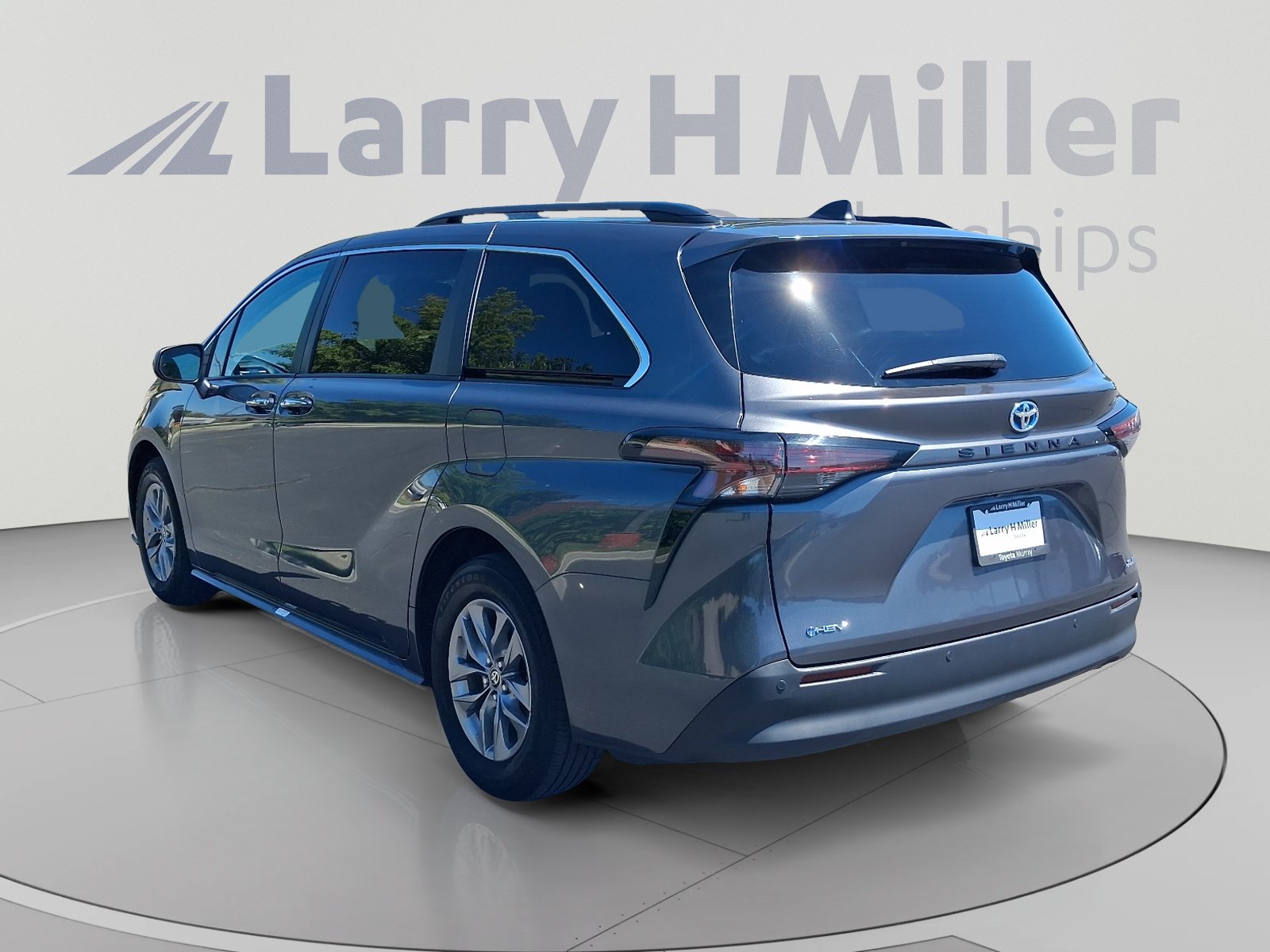 Certified 2025 Toyota Sienna XLE FWD image 3