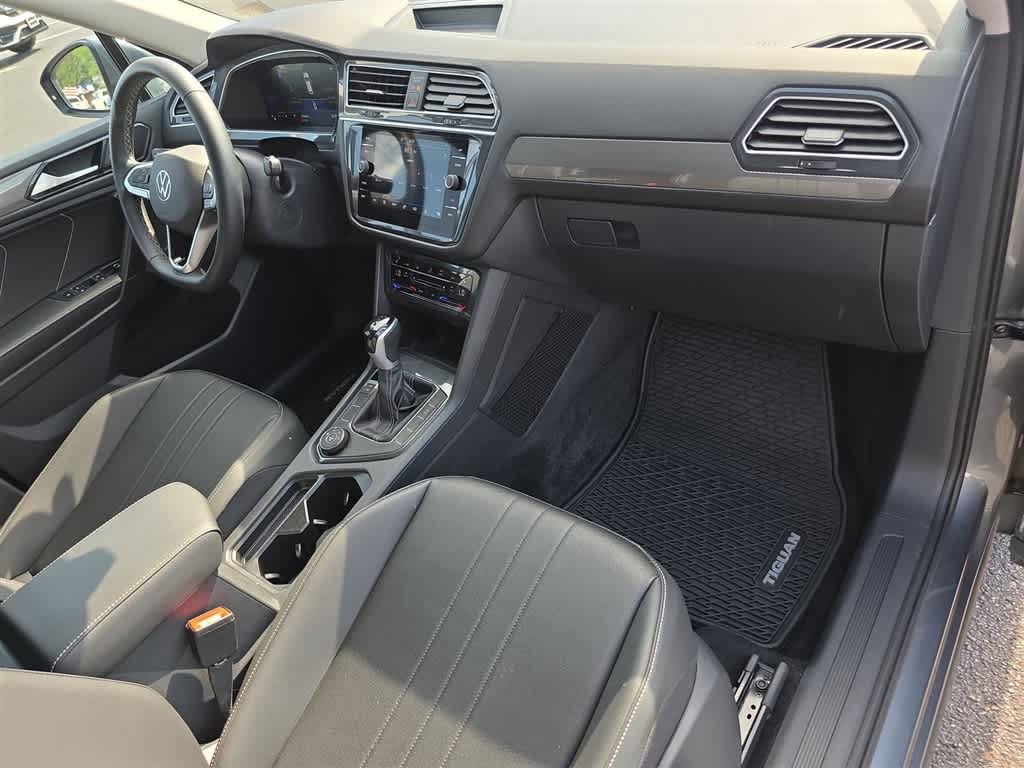 Used 2024 Volkswagen Tiguan SE w/ Panoramic Sunroof Package AWD/4WD image 11