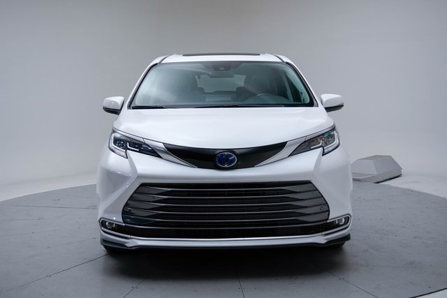 Used 2022 Toyota Sienna Limited image 8