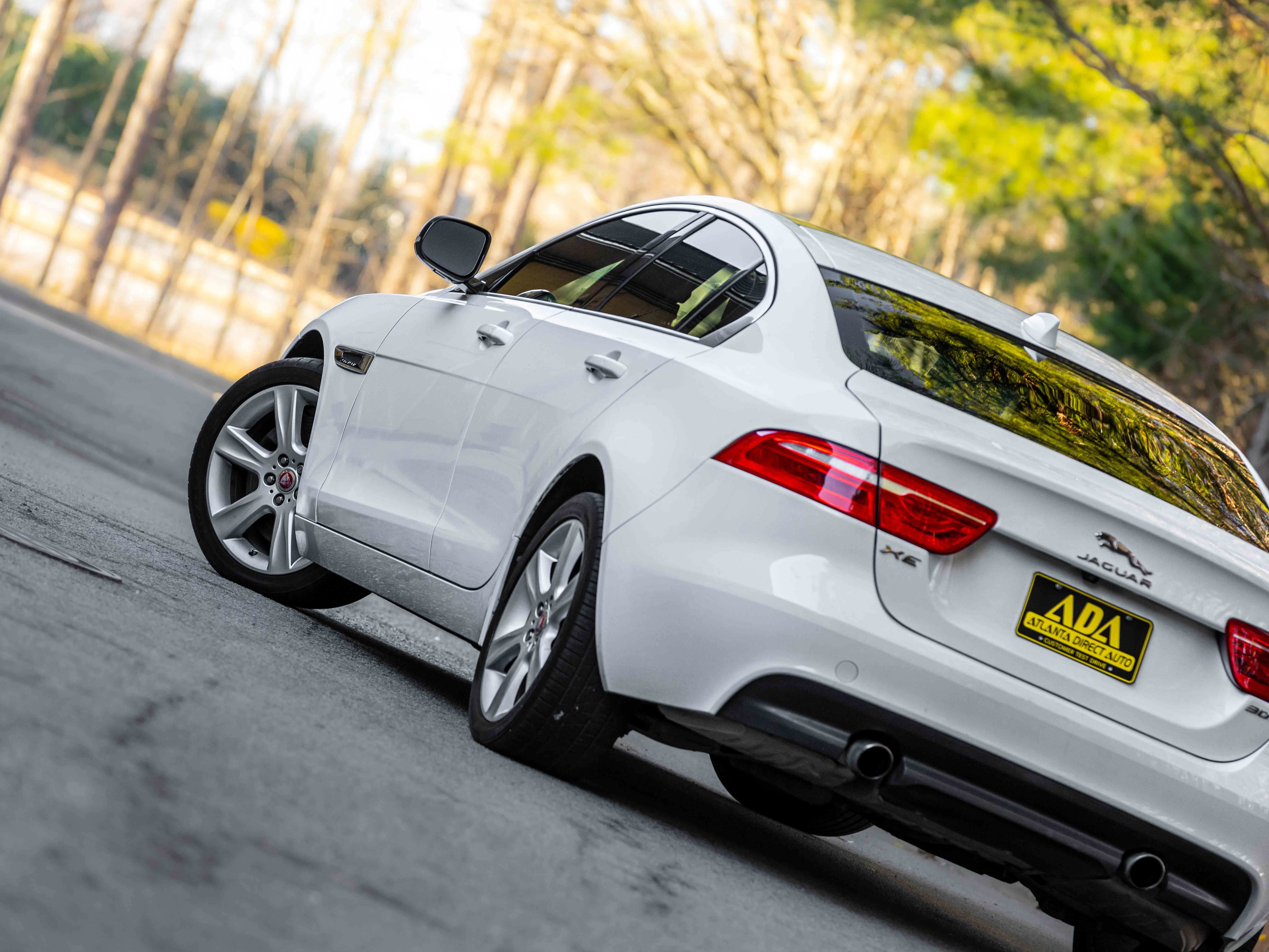 Used 2019 Jaguar XE Premium image 25