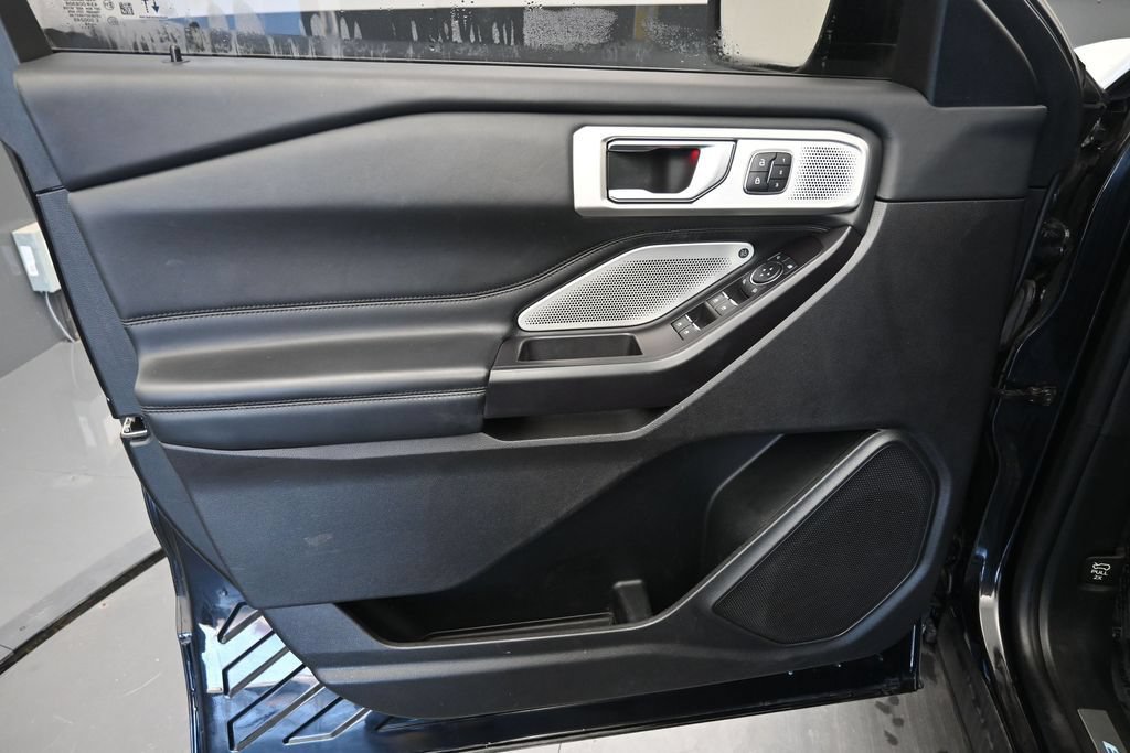 Used 2020 Ford Explorer Platinum w/ Premium Technology Package AWD/4WD image 17