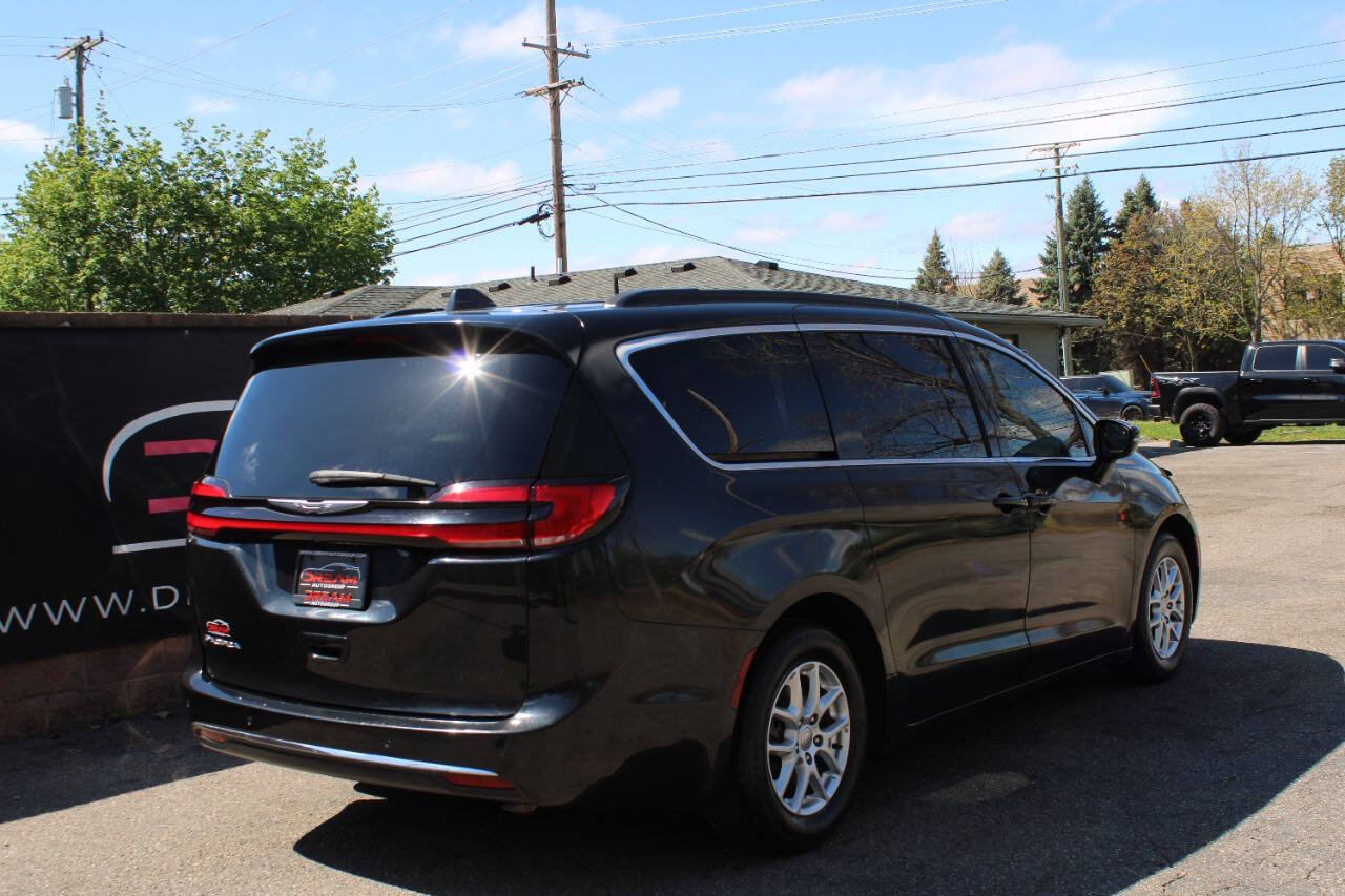 Used 2022 Chrysler Pacifica Touring-L FWD image 5