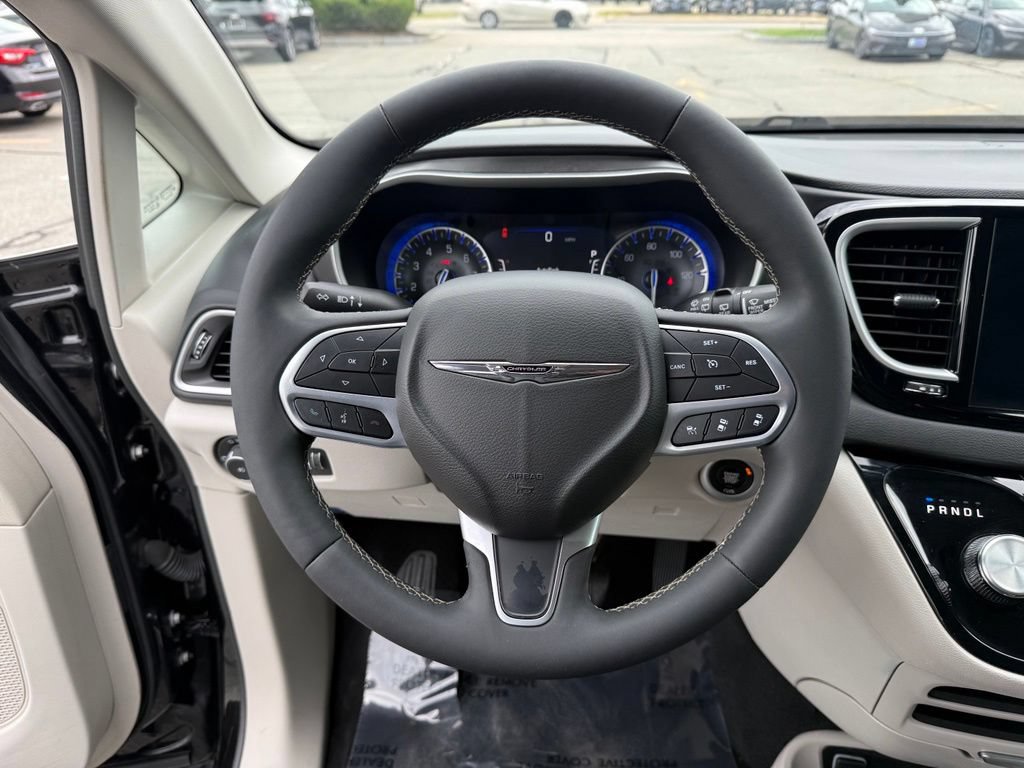 Used 2024 Chrysler Pacifica Touring-L FWD image 12