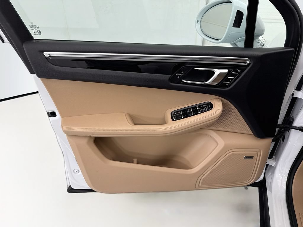 Certified 2025 Porsche Macan AWD/4WD image 24