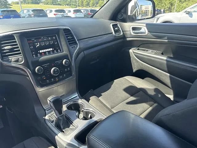 Used 2020 Jeep Grand Cherokee Laredo AWD/4WD image 12