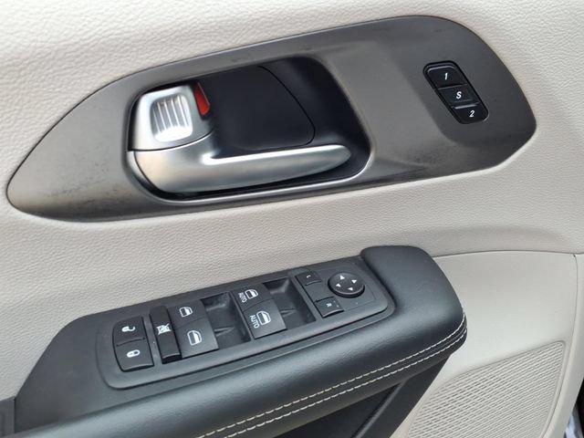 Used 2023 Chrysler Pacifica Touring-L FWD image 21
