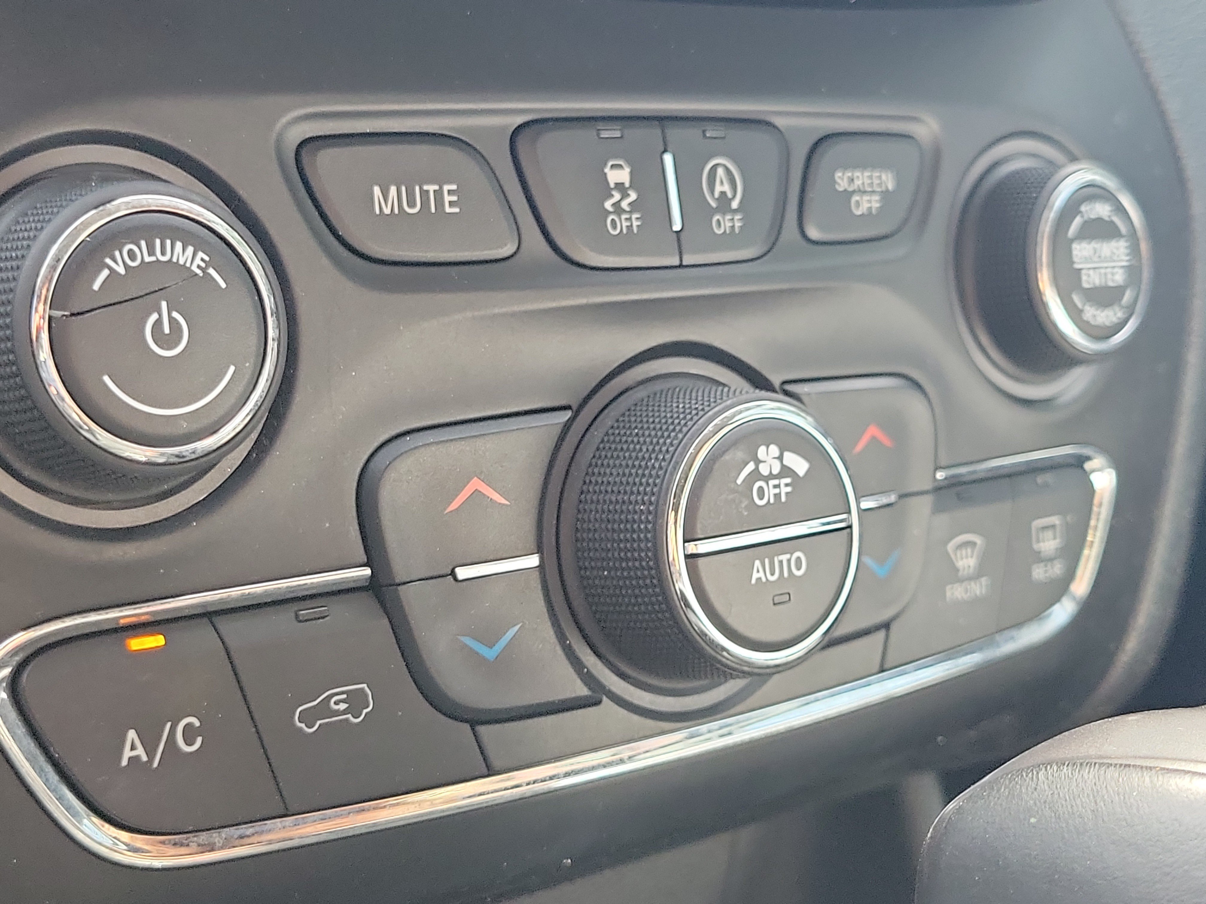 Used 2019 Jeep Cherokee Limited w/ Trailer Tow Group AWD/4WD image 28