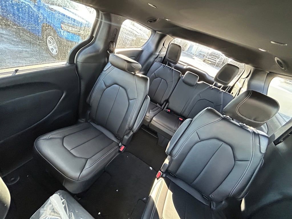 New 2026 Chrysler Pacifica Select image 12
