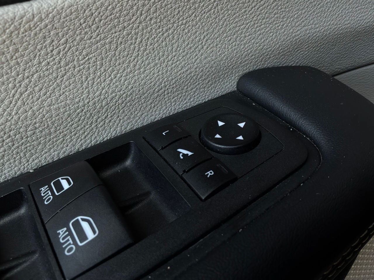 Used 2023 Chrysler Pacifica Limited FWD image 31