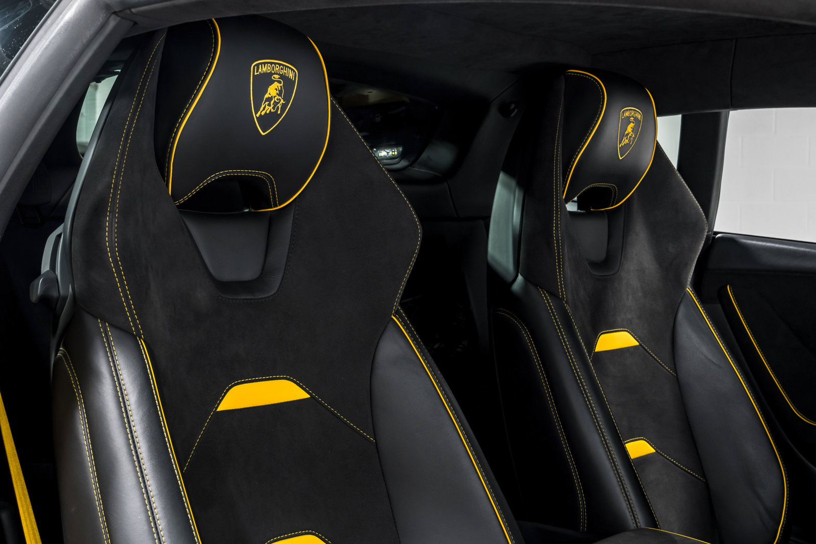 Used 2021 Lamborghini Huracan EVO RWD image 35