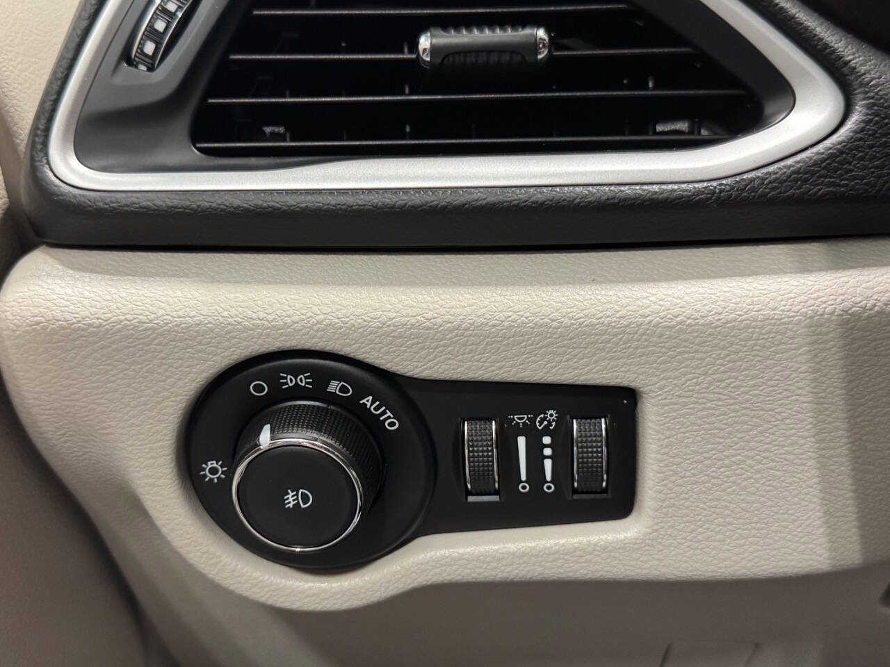 Used 2018 Chrysler Pacifica Touring-L FWD image 24