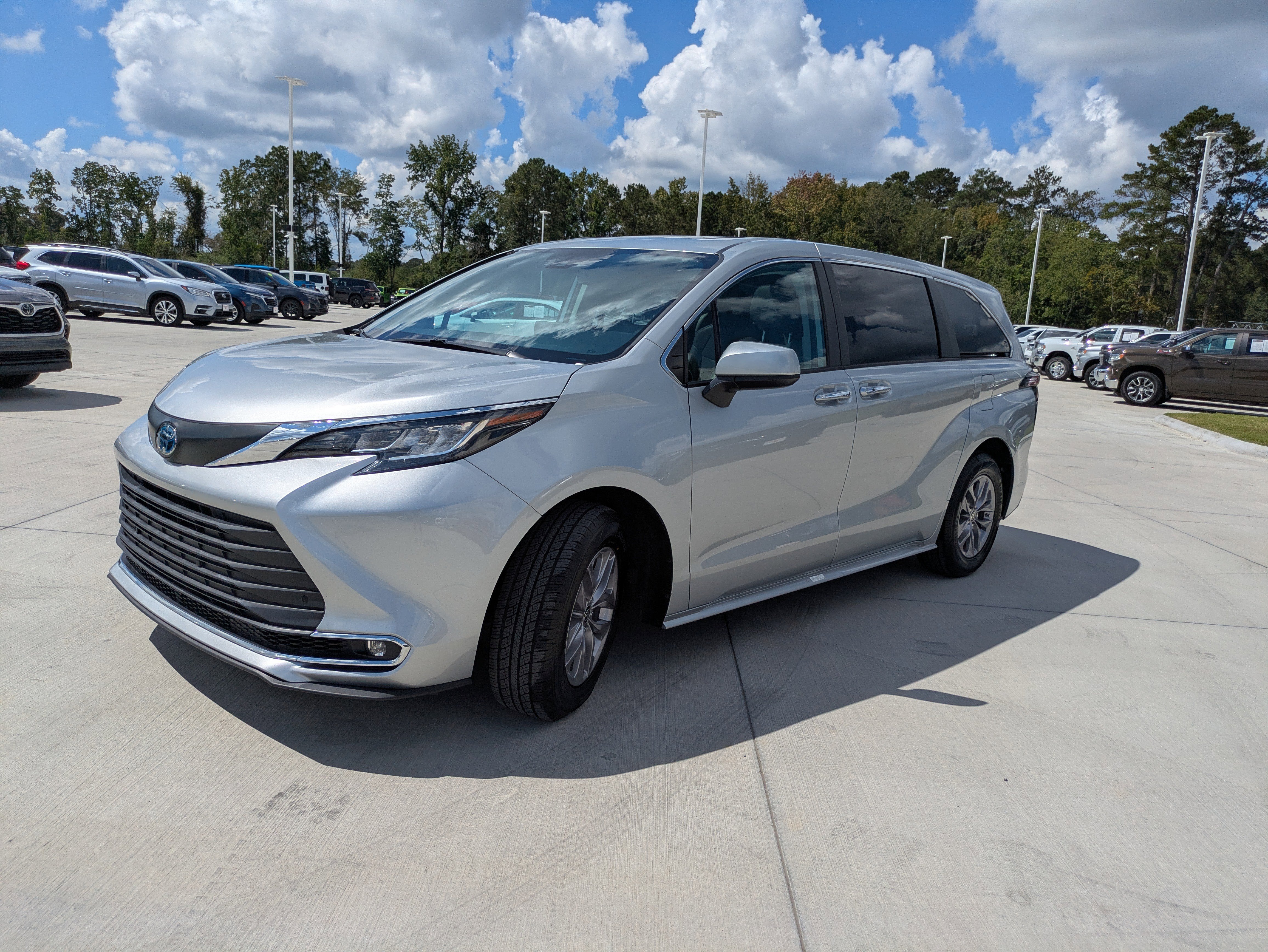 Certified 2022 Toyota Sienna XLE image 3