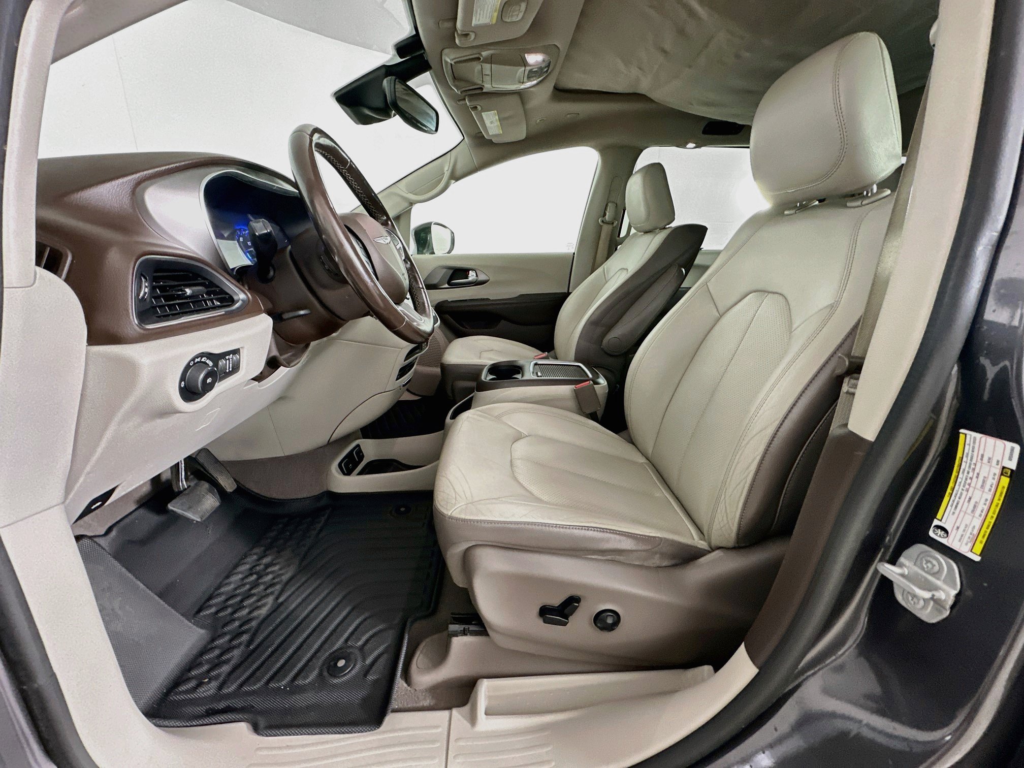 Used 2019 Chrysler Pacifica Touring-L Plus w/ Advanced Safetytec Group FWD image 13
