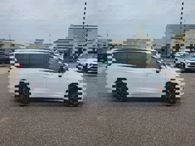New 2026 Chrysler Pacifica Select w/ S Appearance Package image 22