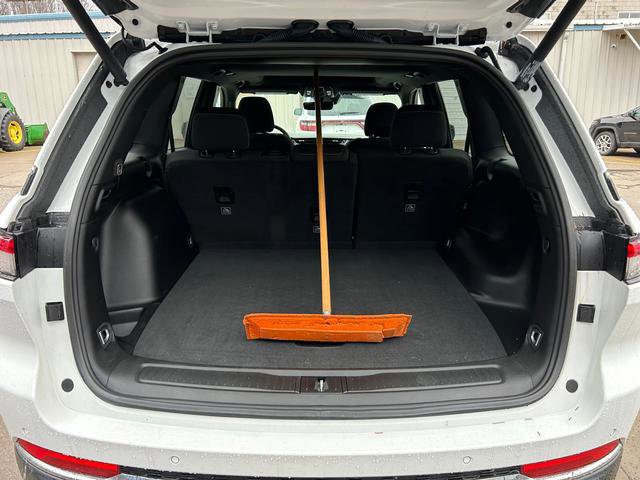 New 2025 Jeep Grand Cherokee Laredo X w/ Luxury Tech Group I image 19