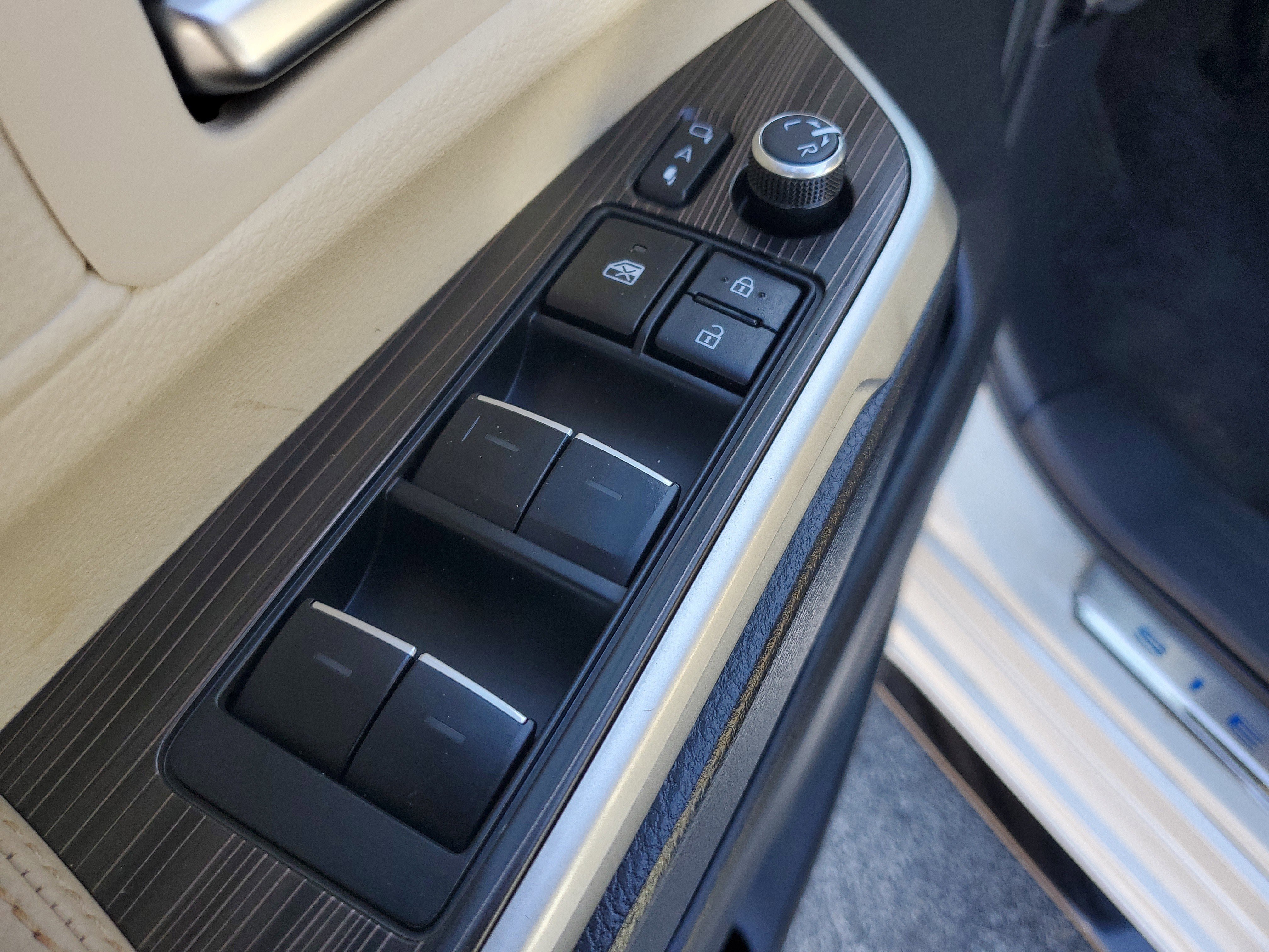Used 2024 Toyota Sienna Limited FWD image 18