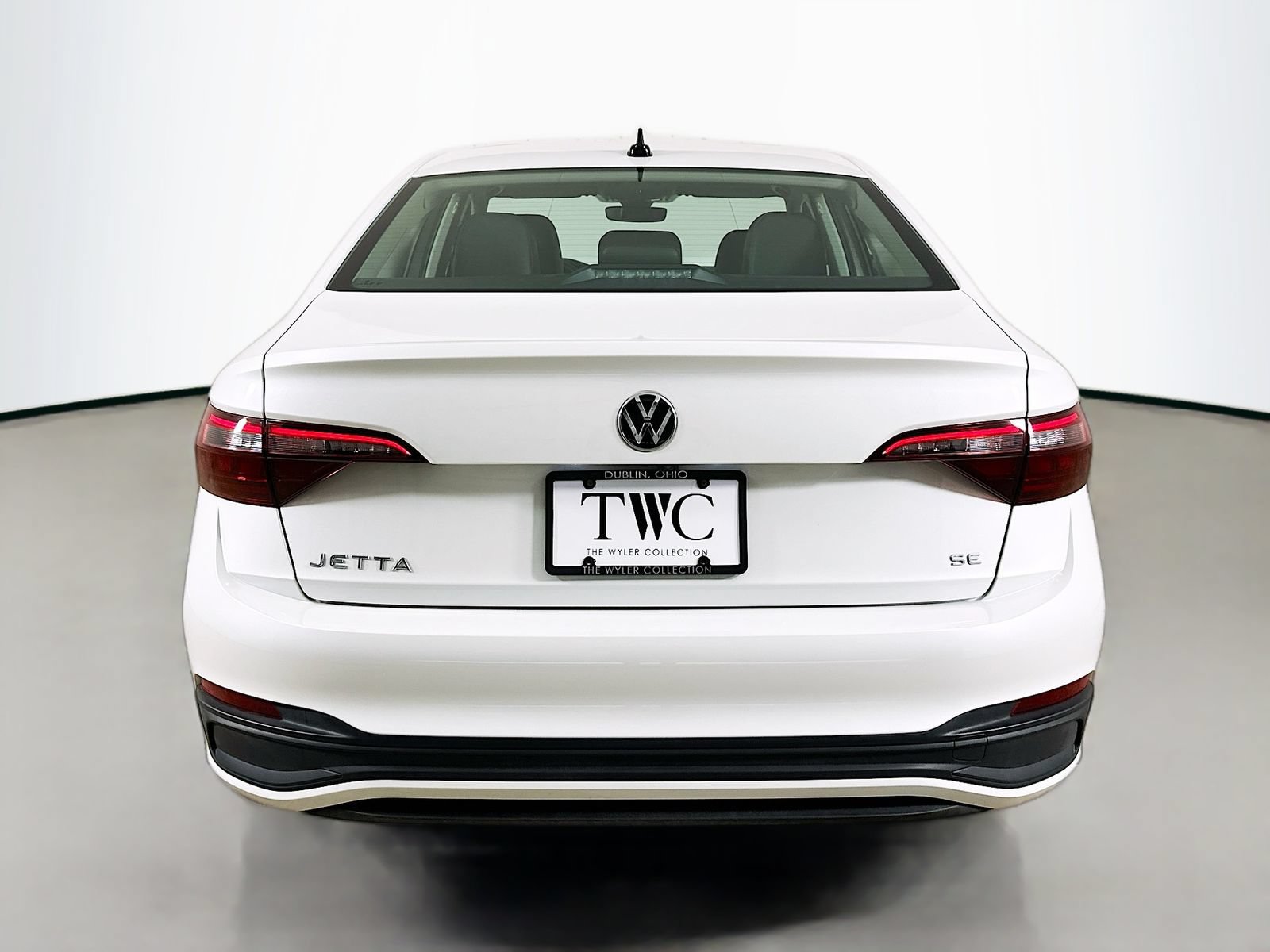 Used 2024 Volkswagen Jetta SE FWD image 6