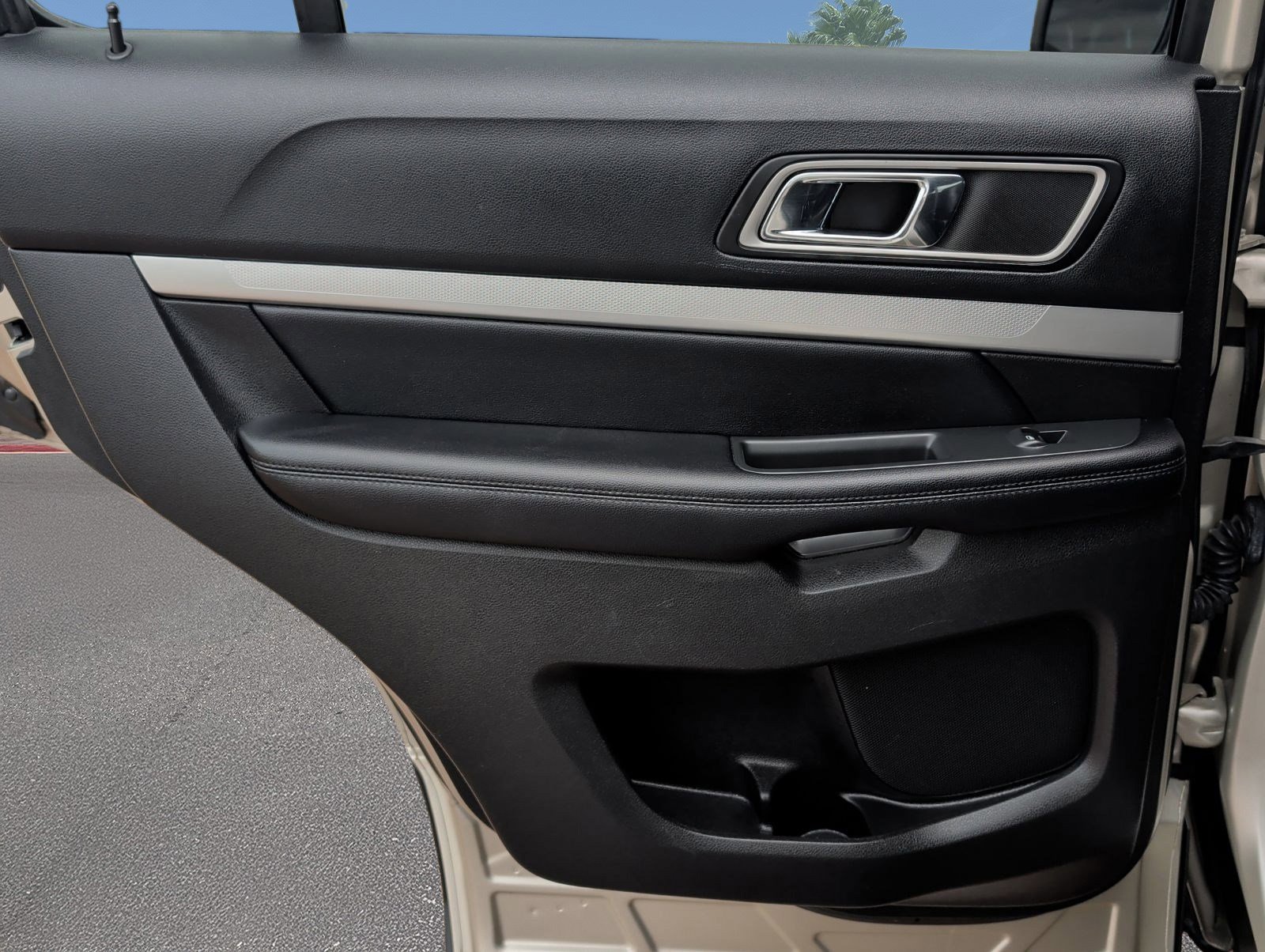 Used 2017 Ford Explorer XLT w/ Equipment Group 202A FWD image 22