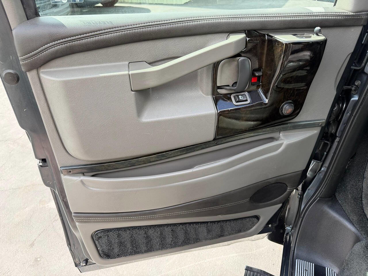 Used 2017 Chevrolet Express 2500 image 23