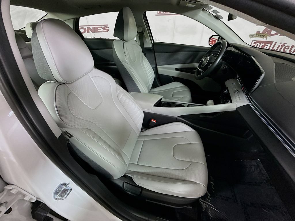 Certified 2025 Hyundai Elantra Limited FWD image 33