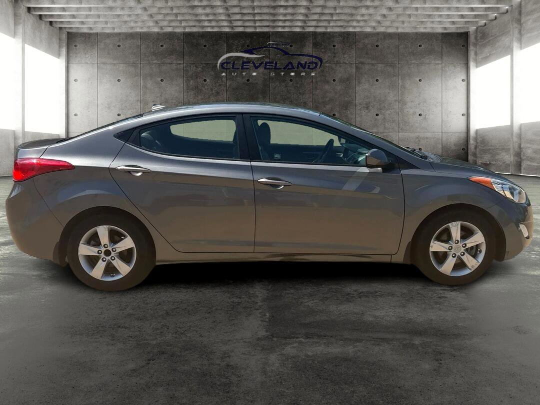 Used 2013 Hyundai Elantra GLS w/ Preferred Pkg image 2