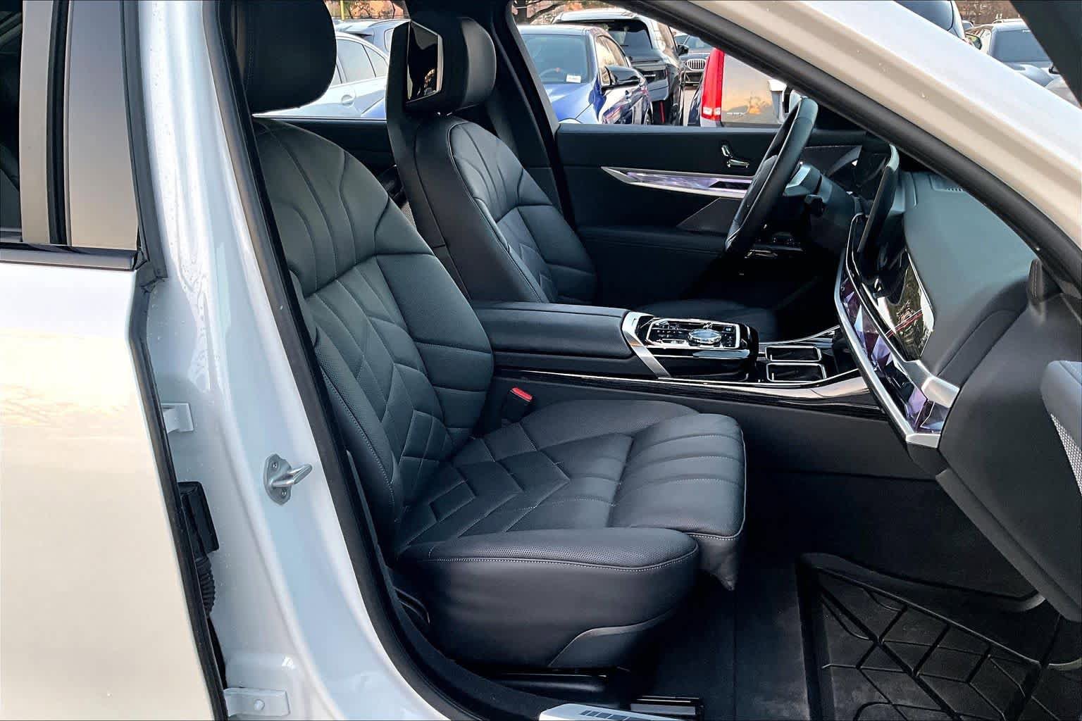 Used 2025 BMW i7 eDrive50 w/ M Sport Package image 8